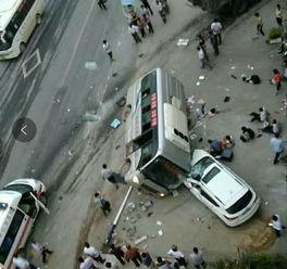 今天重大交通事故视频,多车相撞，伤亡情况令人痛心”