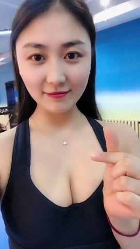 露出乳头的视频,乳头的自然之美与性教育启示